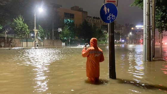 １０日午前の激しい雨で全北群山市（チョンブク・クンサンシ）のある道路が水に浸かっている。［写真　全北特別自治道消防本部］