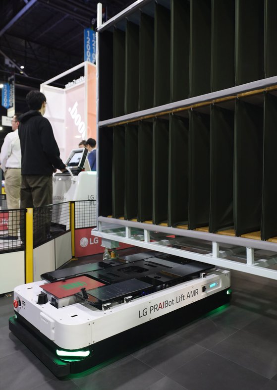 ＬＧエレクトロニクスの自律走行搬送ロボット「低床型ＡＭＲ」が３月に開かれた北米物流見本市のＭＯＤＥＸ２０２４で物を運んでいる。［写真　ＬＧエレクトロニクス］