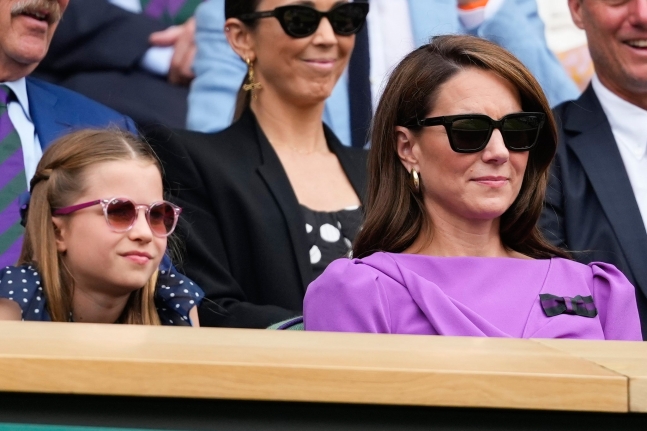 娘のシャーロット王女と一緒に試合を観戦しているキャサリン英皇太子妃［写真　ＡＰ＝聯合ニュース］