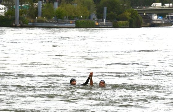 水質論争解消のためにセーヌ川に入った仏スポーツ相。［ＡＰ＝聯合ニュース］