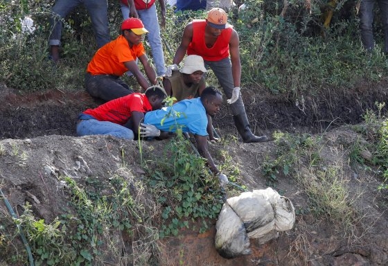 ケニアのゴミ捨て場で発見された遺体を収拾している。［写真　ロイター＝聯合ニュース］