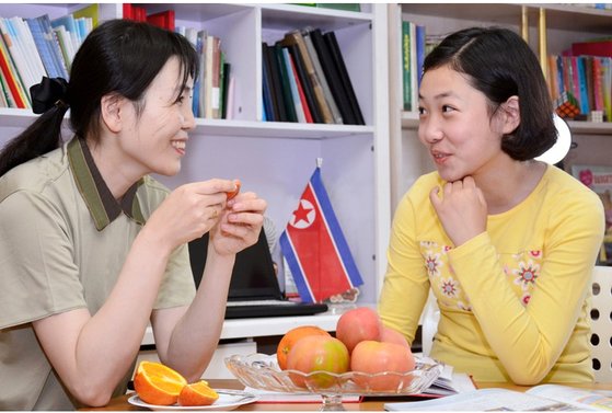 「北朝鮮のキッズユーチューバー」として知られるイム・ソンアさんと母親パク・ウンビョルさん［ネナラ　キャプチャー］