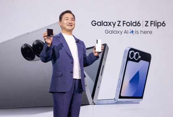 １０日にフランスのパリで開催された「ギャラクシーアンパック２０２４」でサムスン電子ＭＸ事業部長の盧泰文社長がＡＩ機能を搭載した「ギャラクシーＺフォールド６」と「ギャラクシーＺフリップ６」を公開した。［写真　サムスン電子］