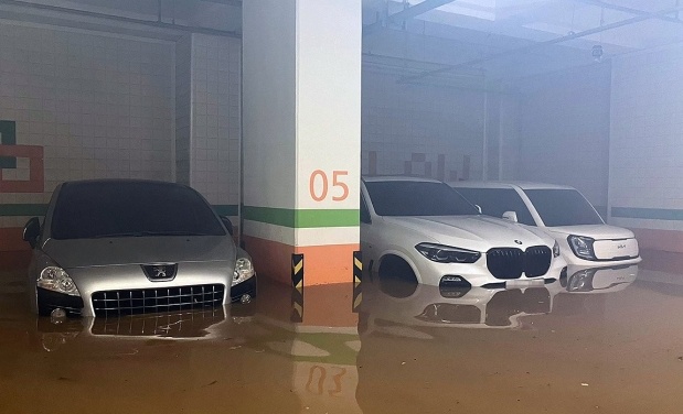 大雨でマンションの駐車場が浸水し、水没した自動車［写真　全羅南道莞島消防署］