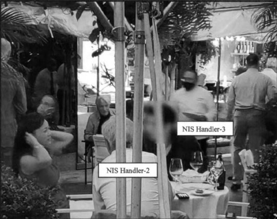２０２０年８月スー・ミ・テリー氏（左）と国家情報院関係者が食事する様子。［写真　米連邦検察控訴状］