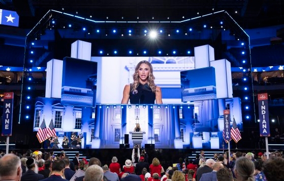 トランプ前大統領の次男の妻ララ氏の演説の様子。［写真　ＥＰＡ＝聯合ニュース］