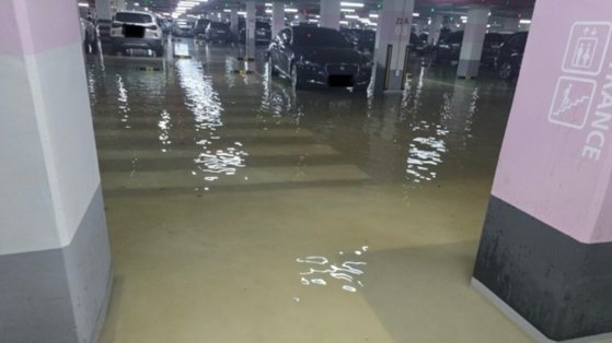 昨年末に入居した京畿道華城市のあるマンションで、地下駐車場に漏水が発生した。［オンラインコミュニティ　キャプチャー］