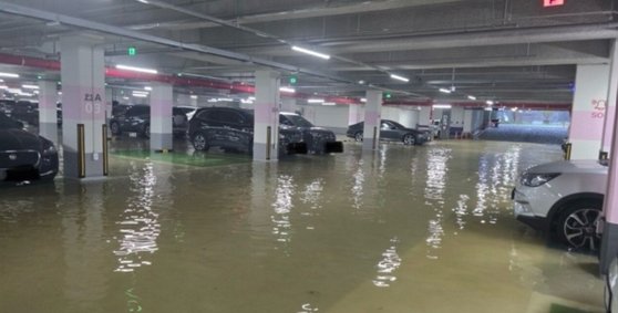 満水の新築マンションの地下駐車場の様子［オンラインコミュニティ　キャプチャー］
