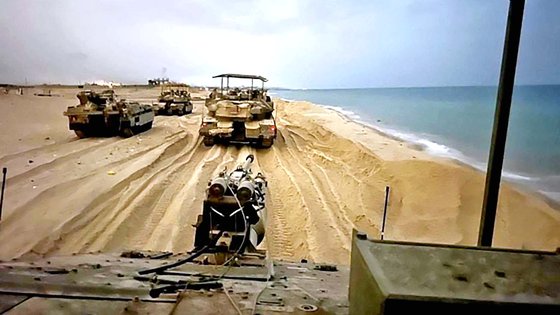 イスラエル軍の主力戦車メルカバ数台が昨年１０月２９日にガザ地区に近いジキムの海岸へ移動している。［Ｘ　キャプチャー］