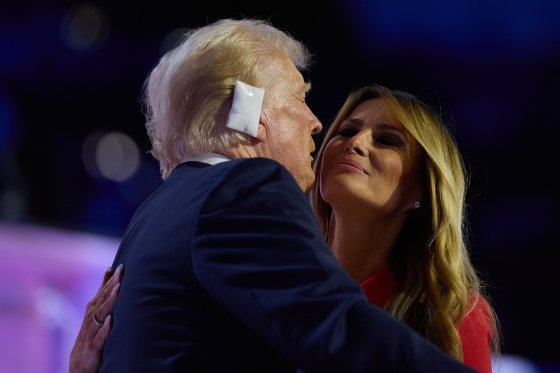  トランプ前大統領のキスを避けるようなメラニア夫人の姿。［写真　ＡＦＰ＝聯合ニュース］