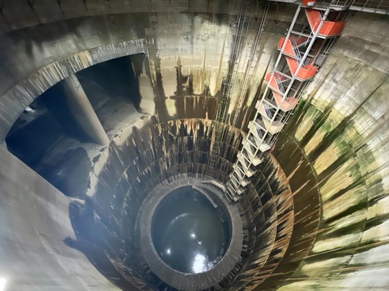 下水口の役割で地表面の雨水を吸い込む垂直穴。［写真　チョン・ウォンソク東京特派員］