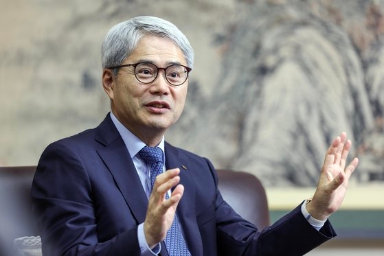 尹熙盛（ユン・ヒソン）輸出入銀行長が１６日午前、ソウル汝矣島（ヨイド）輸出入銀行本店で中央日報のインタビューに応じている。　キム・ソンリョン記者