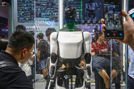 テスラのヒューマノイドロボット「オプティマス」。［写真　ＡＦＰ＝聯合ニュース］