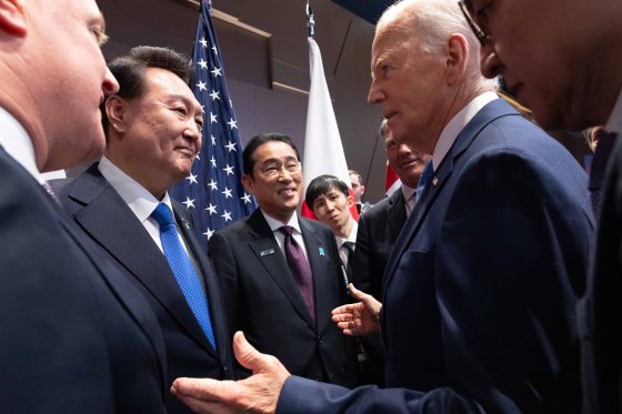 北大西洋条約機構（ＮＡＴＯ）首脳会議に出席した韓国の尹錫悦（ユン・ソクヨル）大統領が１１日、米国ワシントンで開かれた韓国・日本・オーストラリア・ニュージーランド（ＩＰ４）首脳会議の時に訪ねてきた米国のバイデン大統領と笑顔で話を交わしている。［中央フォト］