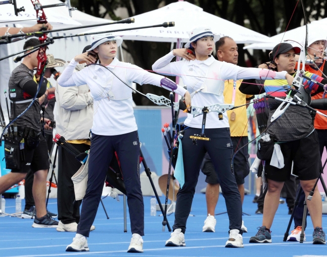 ２４日、パリ五輪アーチェリー代表チームのチョン・フニョン（左）とナム・スヒョンが２３日（現地時間）、フランス・パリのアンヴァリッドアーチェリー競技場で練習をしている。［写真　五輪写真共同取材団］