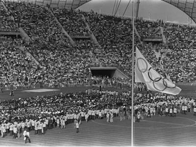 １９７２年ミュンヘン五輪の閉幕式で掲げられた五輪弔旗。当時「平和の祭典」五輪に出席したイスラエルの体操選手がパレスチナ武装組織「黒い九月」に虐殺された。　［中央フォト］