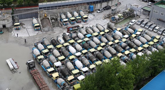 首都圏のあるレミコン工場にミキサートラックが駐車されている姿｡［写真　ニュース１］