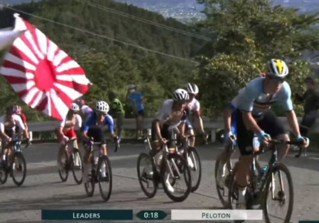 東京五輪自転車競技の時登場した旭日旗。［写真　徐坰徳（ソ・ギョンドク）教授］