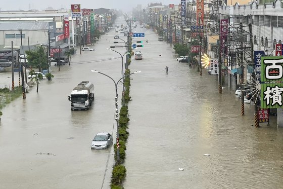 台風３号「ケーミー（ＧＡＥＭＩ）」で水に浸かった台湾高雄。［写真　ＡＦＰ　聯合ニュース］