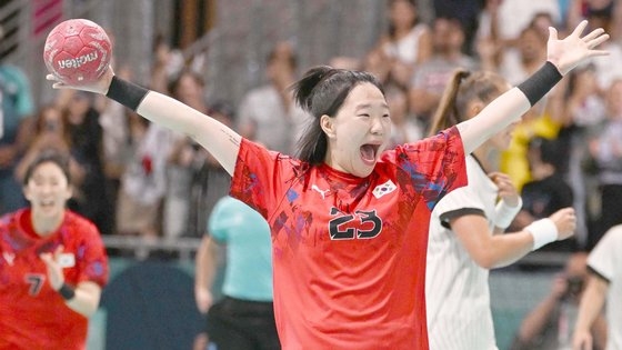 ２５日午後（現地時間）、仏パリで行われた２０２４パリ五輪Ａ組女子ハンドボール第１戦の韓国－ドイツ戦で勝利した韓国の選手が喜んでいる。　パリ＝五輪写真共同取材団