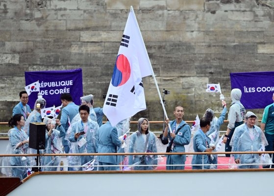 ２０２４パリ五輪開会式で入場する大韓民国の選手団。陸上の禹相赫（ウ・サンヒョク）と水泳のキム・ソヨンが旗手を務めた。　パリ＝キム・ソンリョン記者