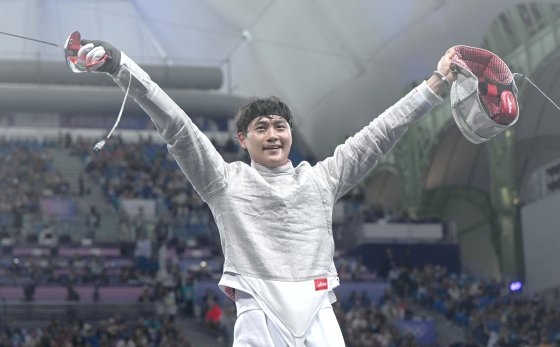 フェンシング韓国代表チームのオ・サンウクが２７日にパリのグラン・パレで開かれた五輪男子サーブル準々決勝で、カナダのファレス・アルファとの試合で勝利を収め明るい表情を見せている。［写真　共同取材団］