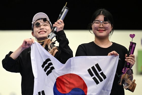 射撃女子エアピストル１０メートル決勝で金メダルを争ったキム・イェジ（左）とオ・イェジン。キム・ソンリョン記者