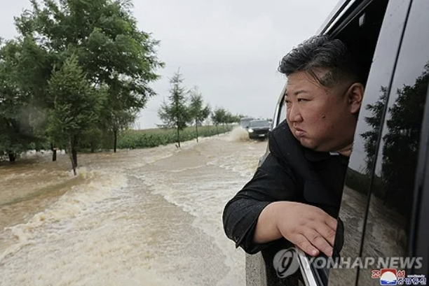 車の中から洪水現場を眺める金正恩国務委員長（写真　連合ニュース）