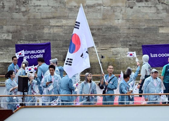 船に乗って移動する韓国選手団。［写真　パリ＝キム・ソンリョン記者］