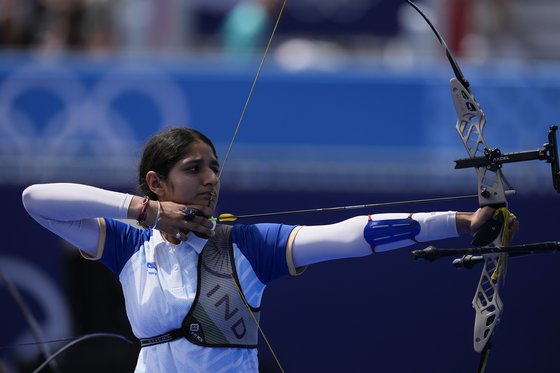 女子アーチェリー団体戦準々決勝のインド代表チーム。［写真　ＡＰ＝聯合ニュース］