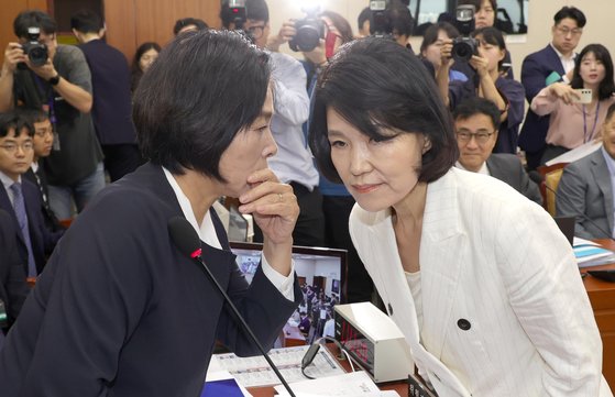 ２４日、国会科学技術情報放送通信委員会の人事聴聞会で、チェ・ミニ委員長（左）がイ・ジンスク候補者に耳打ちしている。　カン・ジョンヒョン記者  ​