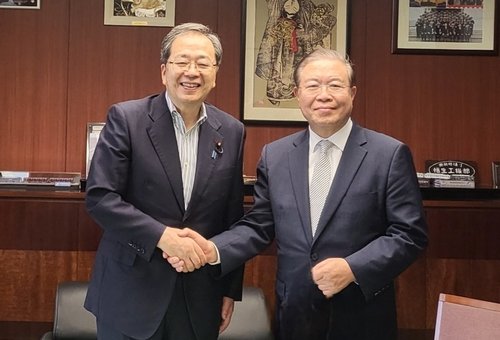 権寧傑（クォン・ヨンゴル）国家建築政策委員長（右）と斉藤鉄夫国土交通相　［写真　国家建築政策委員会］