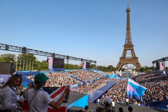 オリンピック（五輪）メダリストを数千人のファンが祝う行事が２０２４パリ五輪で史上初めて開かれた。