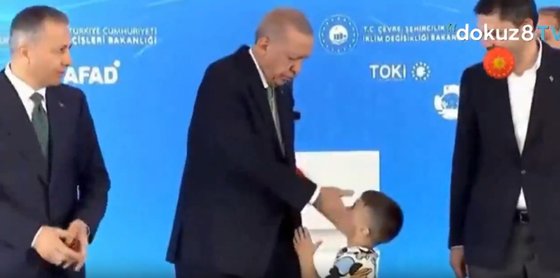 子供の頬を叩くトルコ大統領［ユーチューブ　キャプチャー］