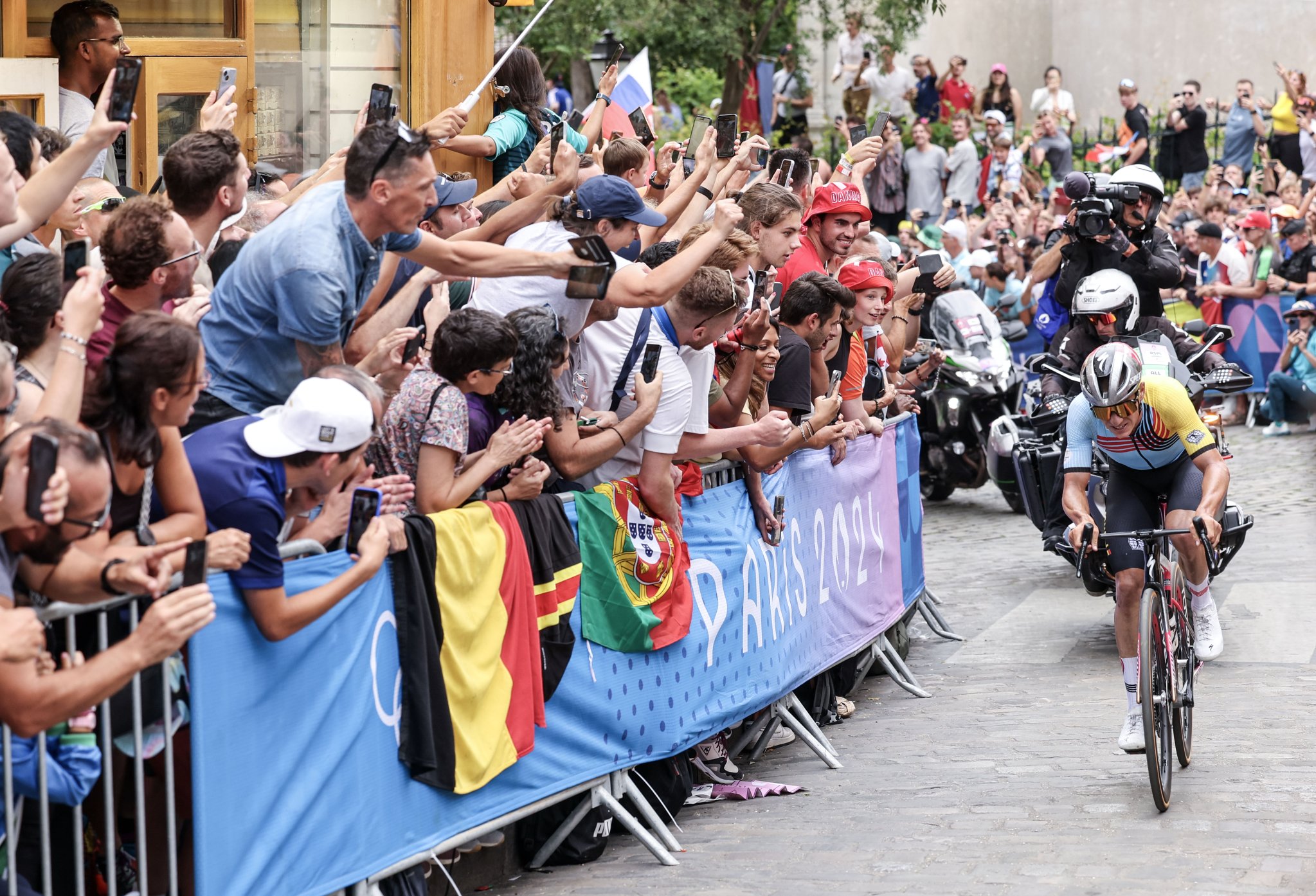 パリ五輪の男子自転車ロードレース競技でモンマルトルの丘を登る選手たち　パリ＝キム・ソンリョン記者