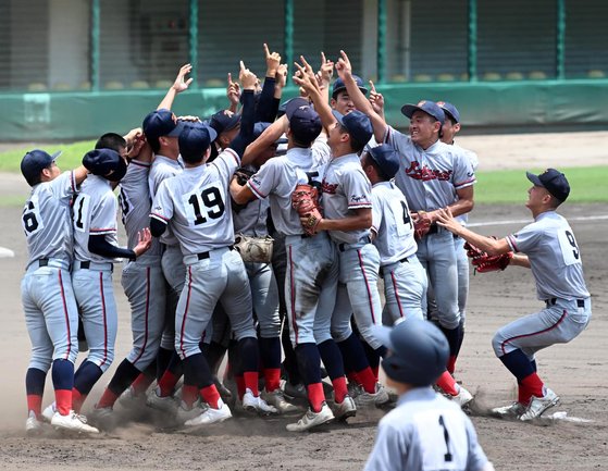 夏の甲子園出場を決めて喜ぶ京都国際高校の選手たち　［写真　京都国際高］