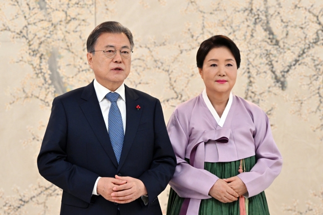 韓国の文在寅（ムン・ジェイン）前大統領（左）と金正淑（キム・ジョンスク）夫人（右）。［写真　青瓦台（チョンワデ、旧大統領府）］