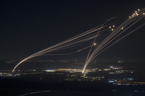 イスラエル対空防御システムがロケットを迎撃する様子。［写真　ＡＰ＝聯合ニュース］