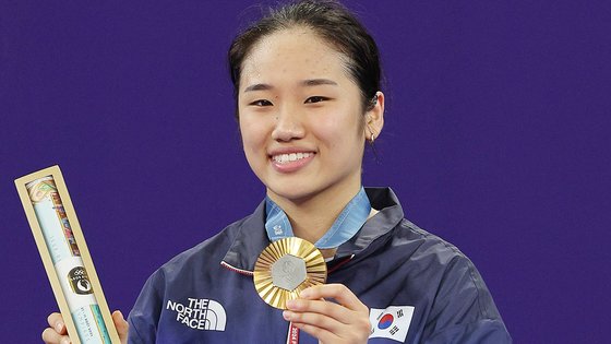 アン・セヨンが５日にパリで行われた五輪バドミントン女子シングルス決勝で中国の何氷嬌との試合で勝利した後に開かれた表彰式で金メダルを首にかけて記念撮影をしている。［写真　五輪写真共同取材団］