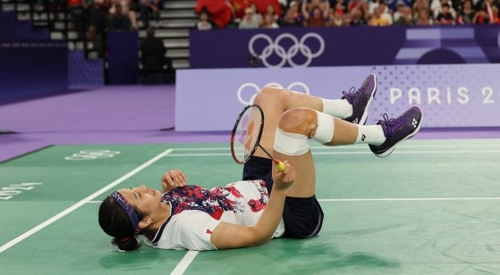 ６日、バドミントン女子シングルス決勝戦で中国の何氷嬌を破って金メダルを獲得した安洗塋。しかし、優勝直後、「選手の保護と管理に未熟なバドミントン協会に大きく失望した」と明らかにした。キム・ソンリョン記者