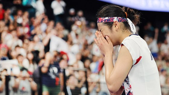 金メダルを取って感激する安洗塋選手［写真　五輪写真共同取材団］