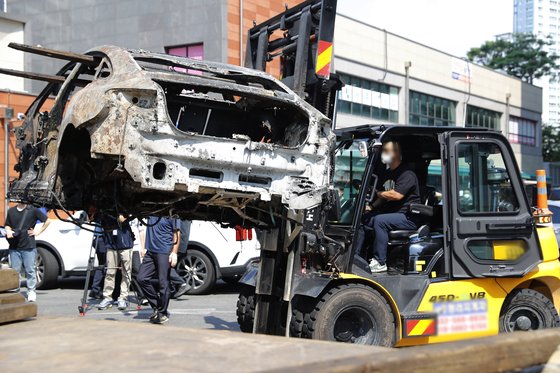 燃えたベンツの電気自動車。［写真　ニューシス］