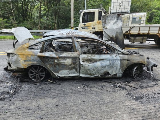 国道で突然爆発して全焼した乗用車。［写真　天安西北消防署］