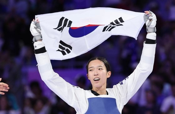 ２０２４パリオリンピック（五輪）テコンドー女子５７キロ級決勝が８日（現地時間）、フランス・パリのグラン・パレで開かれた。韓国の金宥珍（キム・ユジン）がイランのナヒド・キヤニチャンデを下して金メダルに輝いた。パリ＝キム・ソンリョン記者