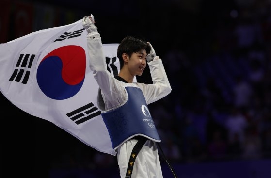 韓国のパク・テジュンが７日夜（現地時間）、フランス・パリのグラン・パレで開かれた２０２４パリオリンピック（五輪）テコンドー男子５８キロ決勝でアゼルバイジャンのガシム・マゴメドフに勝って金メダルを確定して歓喜している。パリ＝オリンピック（五輪）写真共同取材団