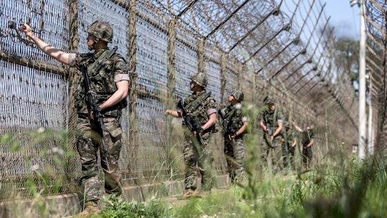 警戒作戦をする韓国海兵隊第２師団の将兵　［写真　海兵隊］