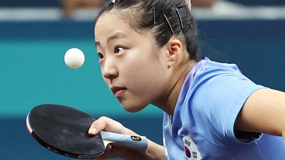  パリ五輪女子卓球団体戦に出場する申裕斌、田志希、李恩恵が８日、サウスパリアリーナで開かれた準決勝で中国選手らと試合を繰り広げている。この日の試合でパリ大会混合ダブルス銅メダル、シングルス４位を記録した申裕斌は今大会で準決勝だけで３戦に出る記録を立てた。［写真　五輪写真共同取材団］