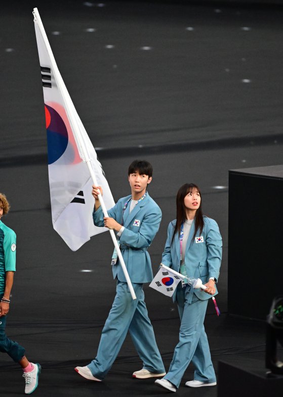 閉会式に太極旗を持って入場する韓国選手。［写真　パリ＝キム・ソンリョン記者］