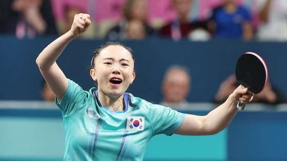 韓国卓球代表の田志希（チョン・ジヒ）が１０日（現地時間）、仏サウスパリアリーナ４で行われた２０２４パリ五輪卓球女子団体戦のドイツ戦で勝利して喜んでいる。パリ＝キム・ソンリョン記者