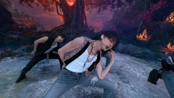 魔法のような雰囲気の森を背景に踊るＴＯＭＯＲＲＯＷ　Ｘ　ＴＯＧＥＴＨＥＲの様子。［写真　ＡｍａｚｅＶＲ］